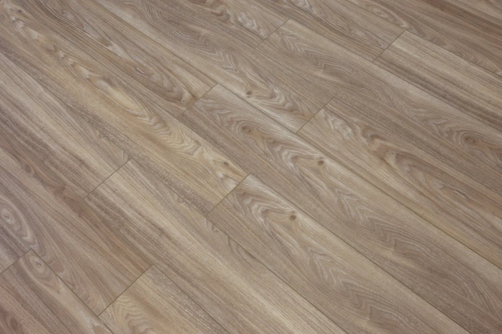Плитка ПВХ клеевая Damy Floor Дуб Селект Family  1227х187х2,5 (4,13м2), 4V фаска