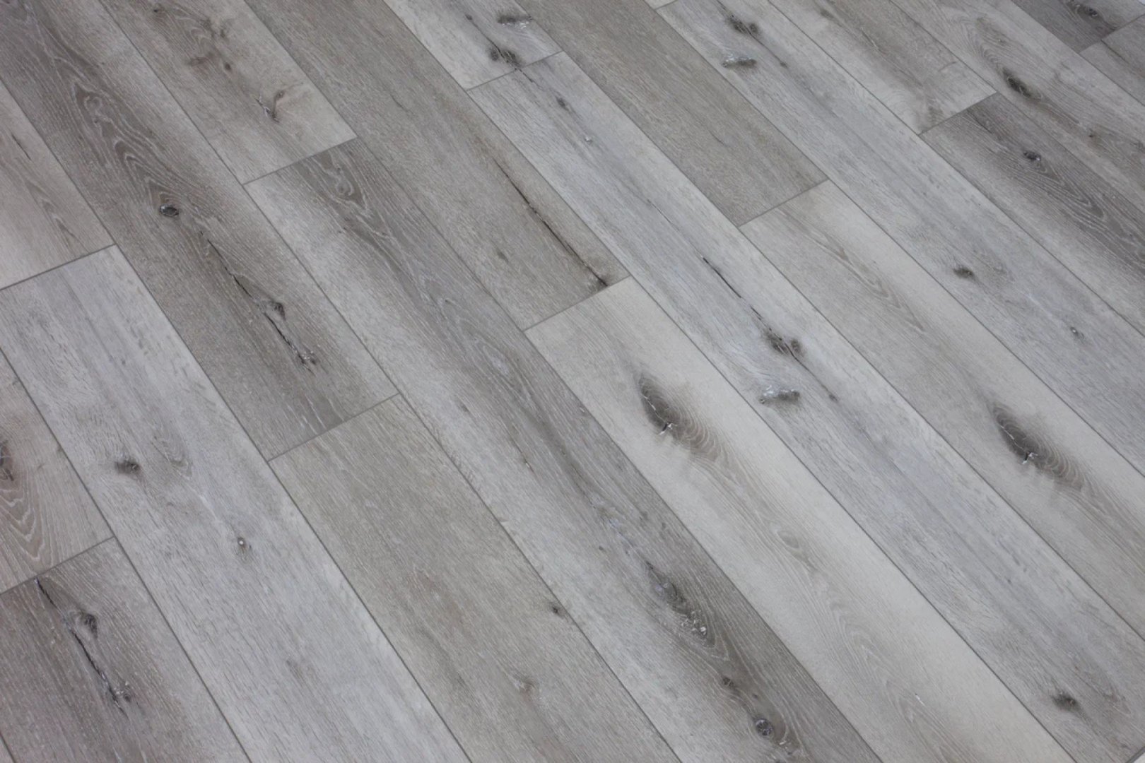 Плитка ПВХ-кварцвинил Damy Floor Дуб Состаренный Серый Family 1220х180х4 (2,635м2), 4V фаска