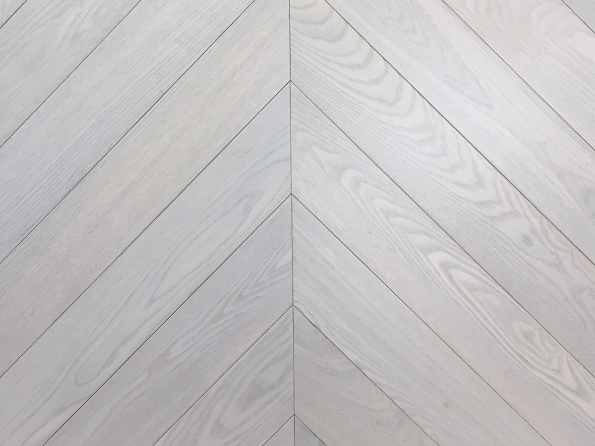Инженерная доска клеевая Wood Bee ЯСЕНЬ МУНЛАЙТ Chevron (французская елка) 510х92х12 (2,06м2) лак