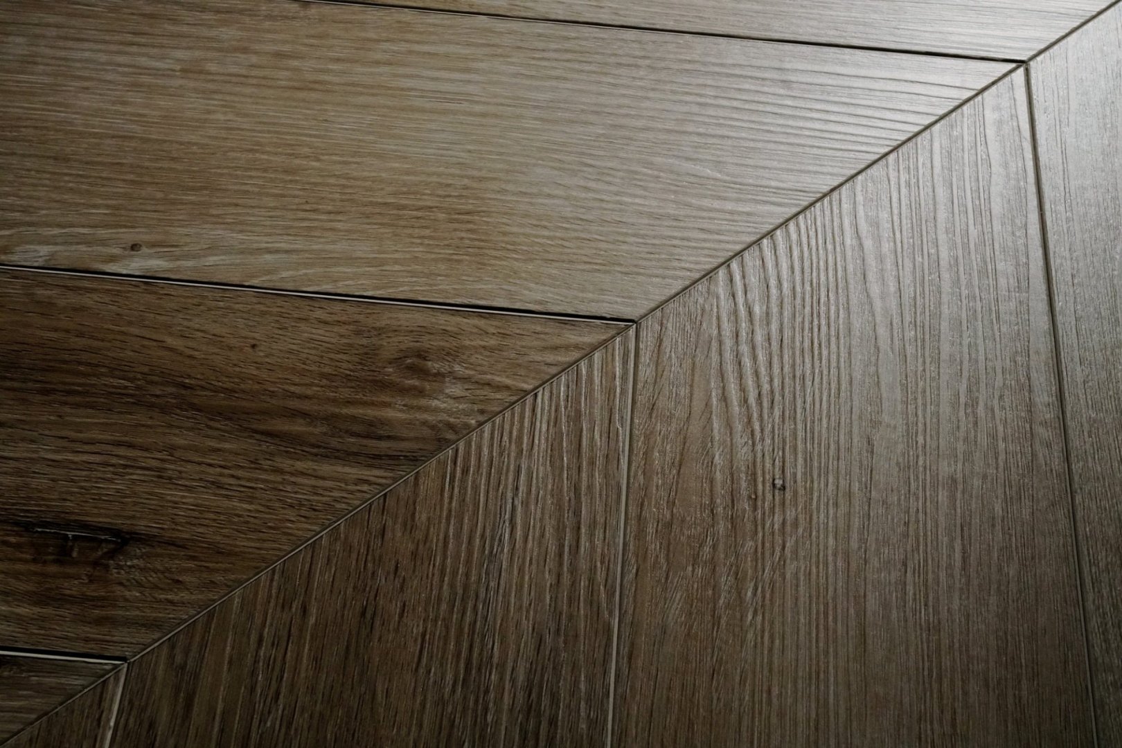 Плитка ПВХ клеевая Damy Floor Версаль Chevron  600х127х2,5 (3,048м2), 4V фаска